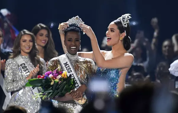 Zozibini Tunzi, Miss Africa de Sud, a fost aleasă Miss Univers 2019.
