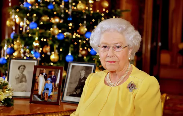 Deși Sărbătorile au trecut de ceva vreme, Regina Elisabeta a II-a nu se grăbește să strângă spectaculoasele decorațiuni de la Sandringham