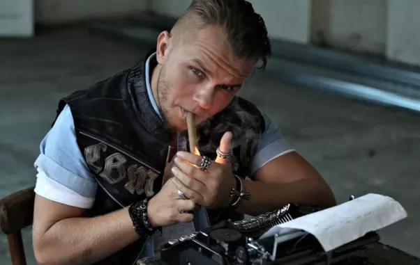 Cine-este-și-cum-arată-iubita-lui-Codin-Maticiuc.-Singura-imagine-cu-cea-care-l-a-făcut-tată-840×500-1