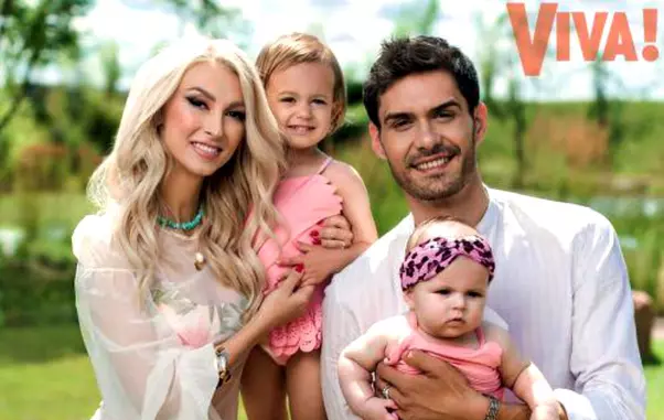Andreea Bălan și George Burcea, alături de fetițele lor, Clara și Ella