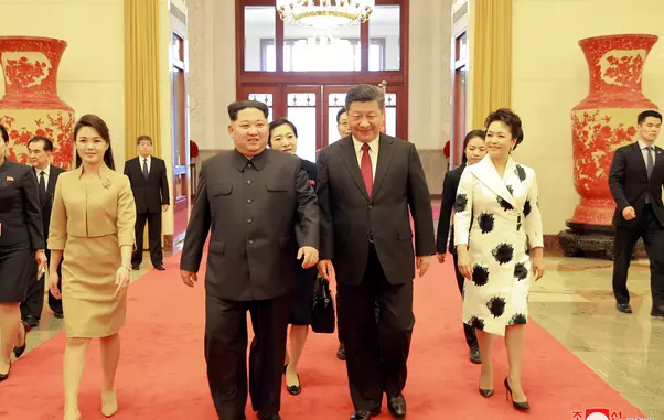 La rencontre du leader Nord Coreen Kim Jong Un et sa femme Ri Sol Ju avec le president chinois Xi Jinping et sa femme Peng Liyuan