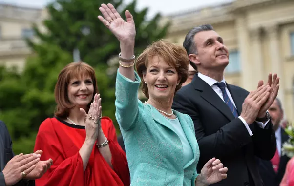 ZIUA REGALITATII – STATUIE – CAROL I – DEPUNERE – FLORI