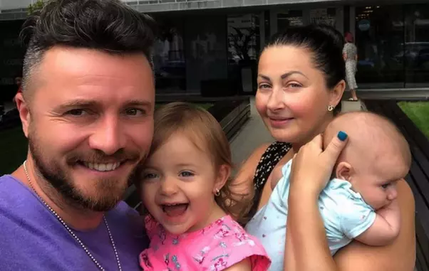 gabriela-cristea-de-urgenta-la-spital-cu-fetita-cea-mica-2-840×500