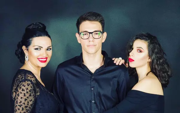 vedeta-are-o-fata-si-un-baiat