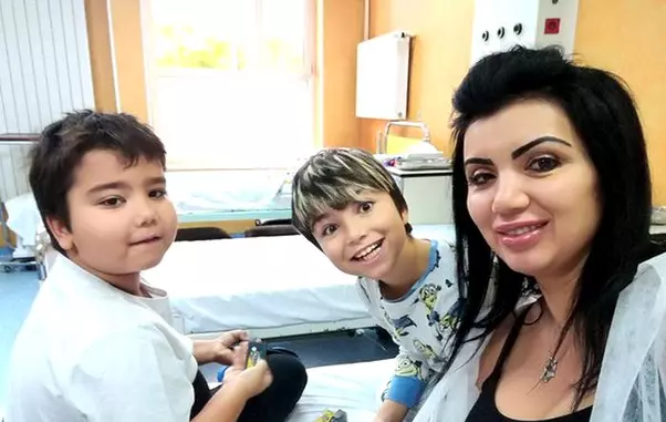 Adriana-Bahmu_eanu-_i-cei-doi-băie_i-1