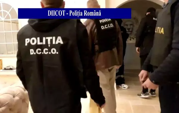 Alex-Bodi-săltat-de-polițiști-2-1024×554-1