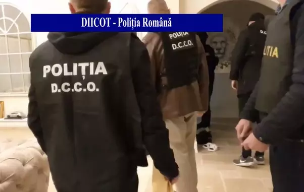 Alex-Bodi-săltat-de-polițiști-2