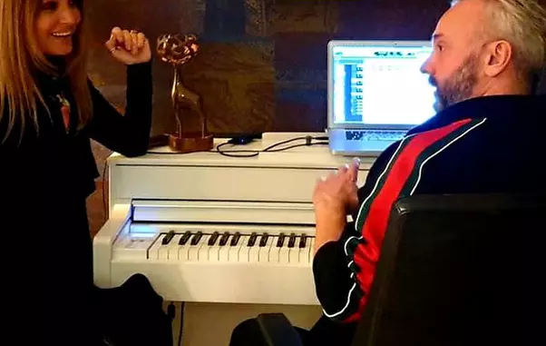 anca-turcasiu-poza-alaturi-de-producatorul-ovi-2020-