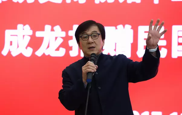 Jackie Chan gifts antique street lamp to Shanghai History Museum