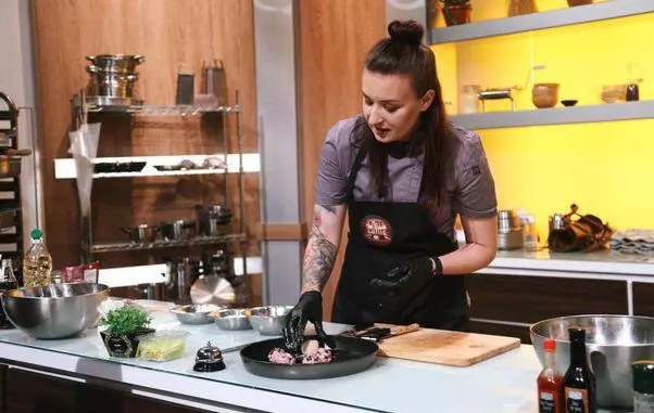 Cine-e-Roxana-Benche-Chefi-la-Cutite8-1-1024x682-1