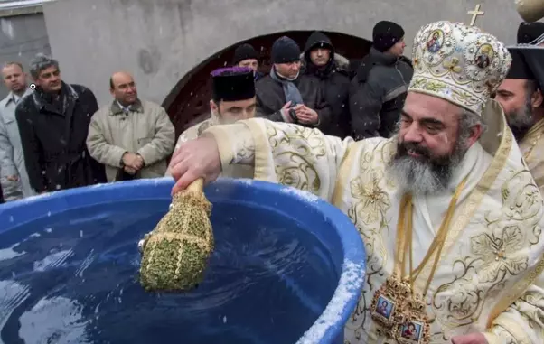 aghiasma-mare-apa-sfintita-boboteaza