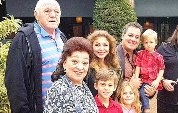 2-3-neatza-maria-ciobanu-cu-familionul-si-sotul-1