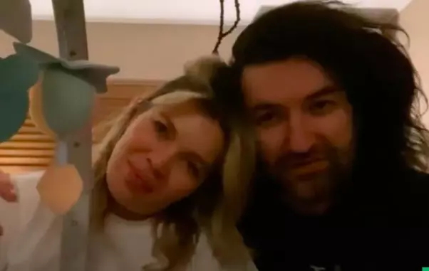 gina-pistol-a-nascut-mesaj-video-smiley-698122