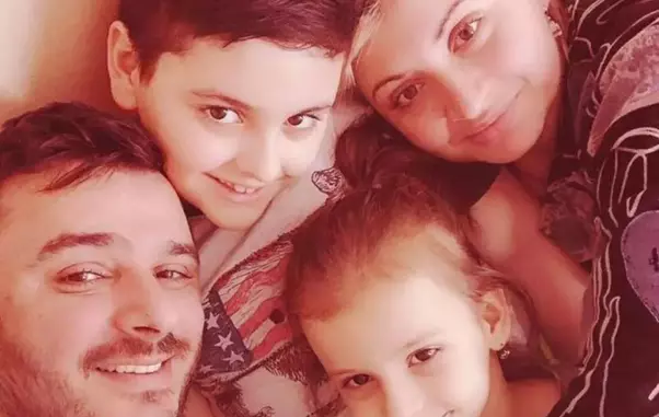 Liviu-Gu_a-_i-familia-1024×1024