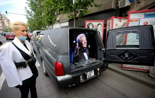 blonda-imbracata-in-alb-de-la-inmormantarea-lui-dichiseanu-3-1024×675