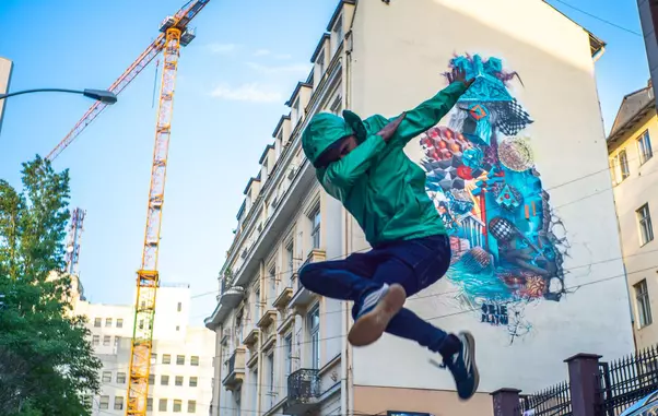 obie-platon-a-creat-un-mural-pentru-romanian-design-week