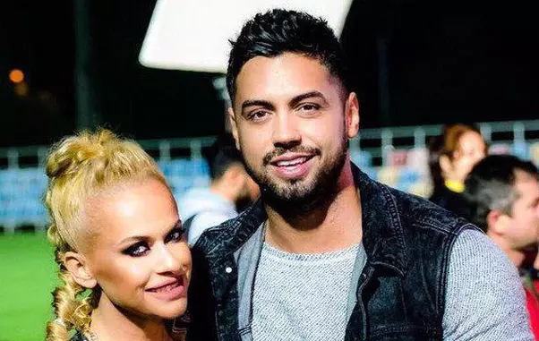 Anda Adam Surprinsă Intr O Ipostază Care Intărește Zvonurile Divorțului Un Bărbat A Strans O In Brațe și I A Pus Mana Pe Sani Galerie Foto Stiri Vedete Si Evenimente Viva Ro