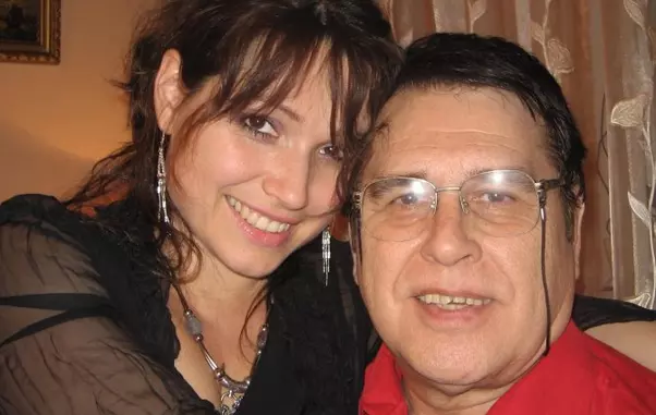 un-cunoscut-medic-roman-da-cartile-pe-fata-despre-boala-care-a-ucis-o-pe-fiica-lui-marius-teicu-468926