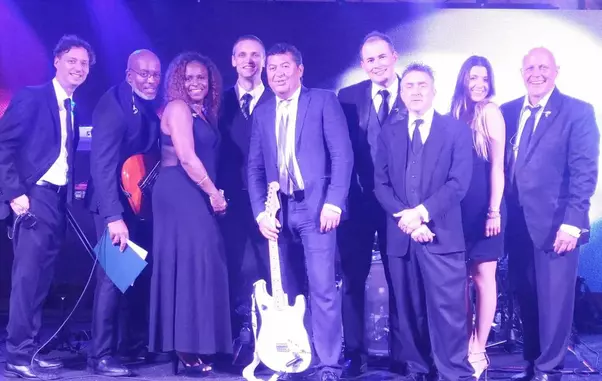 A-parasit-trupa-Azur-pentru-un-vas-de-croaziera-care-l-a-dus-la-Miami.-Acum-cant-in-sapte-limbi-straine.-EXCLUSIV