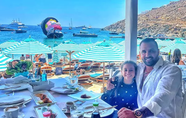 alex-bodi-bianca-dragusanu-santorini-1