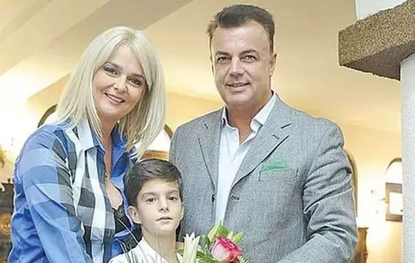 Adrian-Enache-si-Iuliana-Marciuc-si-fiul-lor-intro