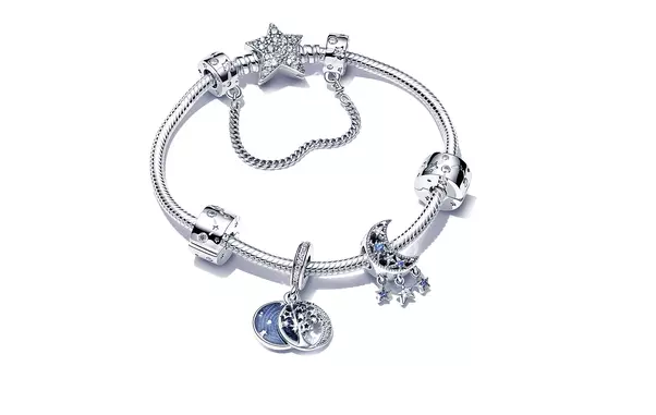 Brățară Pandora Moments cu închizătoare în formă de stea asimetrică, 339 lei, cu clipsuri și talismane Pandora Moments începând de la 169 lei