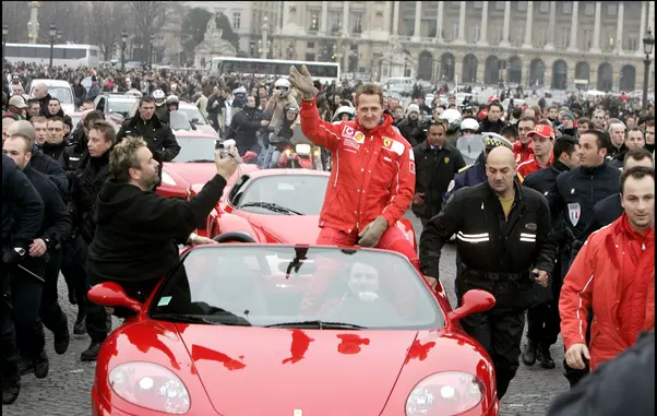 MICHAEL SCHUMACHER DESCEND LES CHAMPS ELYSEES EN F1