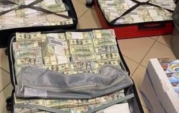 sotie-politician-valiza-bani