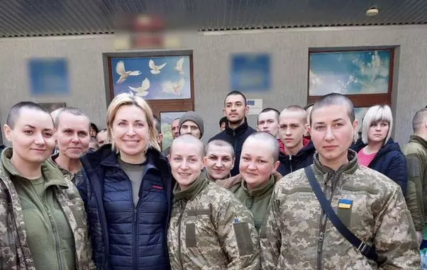 femei-soldat-Ucraina-rase-in-cap-de-rusi