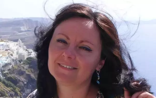 femeie-rechin-inmormantare-6