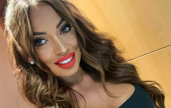 cine-este-larisa-florea-1