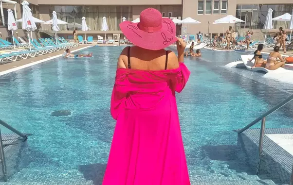 oana-roman-in-costum-de-baie-1