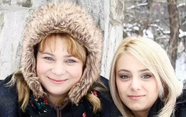 Anca sigartau si fiica ei