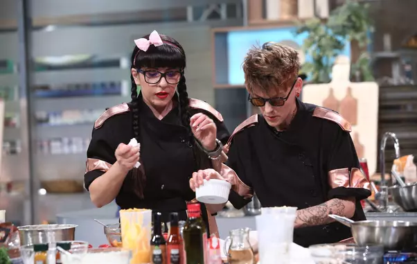 cine-este-roxana-crudu-oxi-1