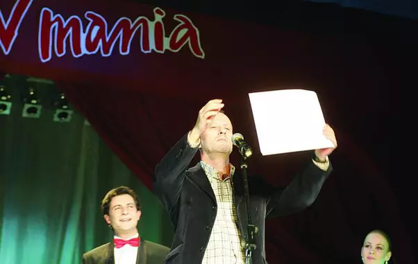 andrei-gheoghe-pe-scena-premiilor-tvmania-2004-1024×682-1