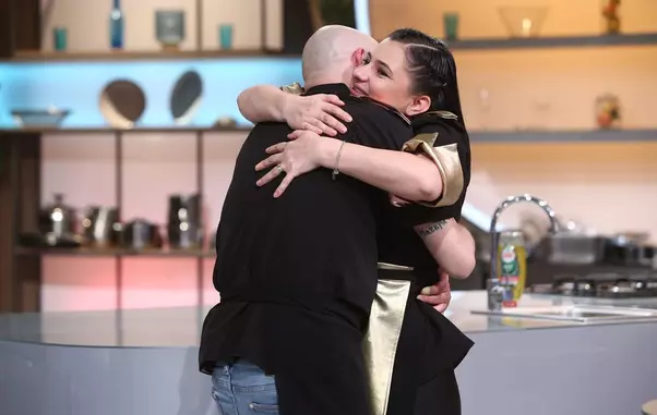 madalina-cretan-sotia-lui-nosfe-chefi-la-cutite-