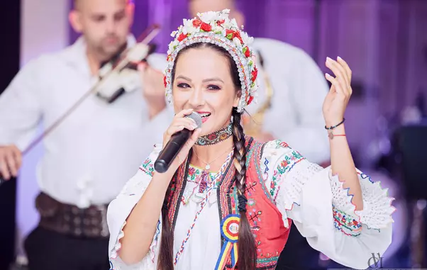 cati-bani-cere-de-fapt-vladuta-lupau-sa-cante-la-o-nunta.-veniturile-din-youtube-se-pare-ca-nu-i-ajung2