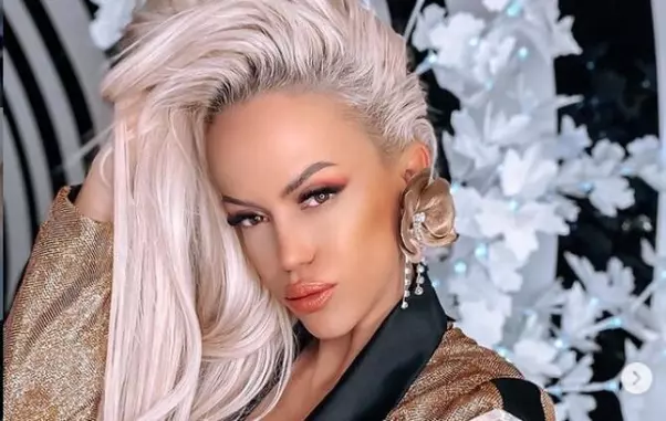 anda-adam-fotografia-care-a-incins-internetul-s-a-pozat-cu-sanii-goi-in-vazul-tuturor_89590500