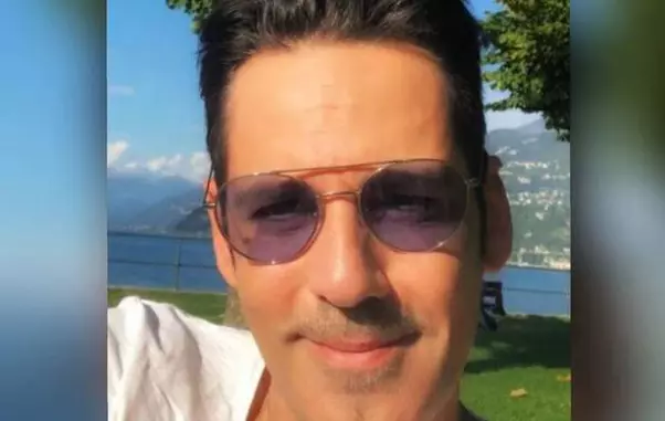 STEFAN BANICA CU OCHELARI DE SOARE motiv