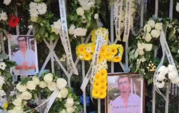 Familia-si-prietenii-lui-Sebastian-Andrei-Olariu-au-adus-coroane-din-flori-albe-la-capela-cimitirului-unde-a-fost-depus-trupul-sau-dupa-accident