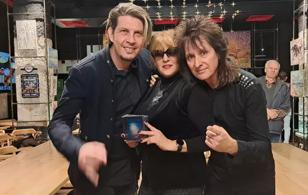 Tudor turcu si laura stone cu un tip din trupa