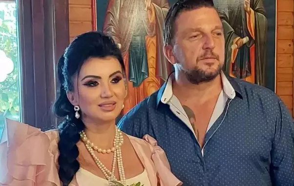 interviu-la-dublu-cu-adriana-bahmuteanu-si-sotul-ei.-cine-e-sef-in-casa-si-ce-au-sa-isi-reproseze-imi-zice-sa-imi-iau-telefonul-cu-mine.-video-exclusiv-1-1024×576-1