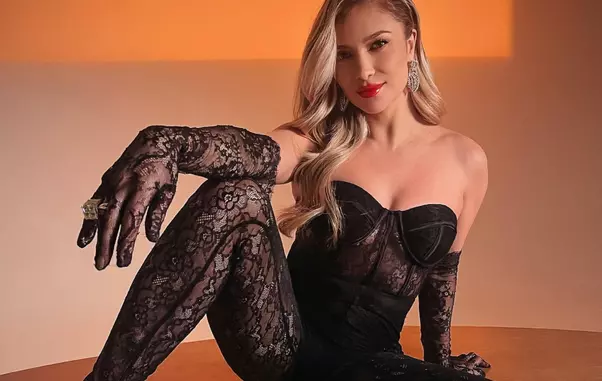 lora-sexy-1