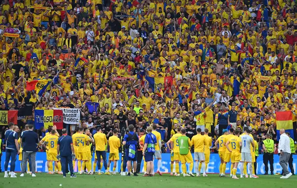 Spieler Rumaenien stehen nach Spielende vor ihrem fanblock, Fans,Fussballfans. Enttaeuschung,Frust, enttaeuscht,frustrie