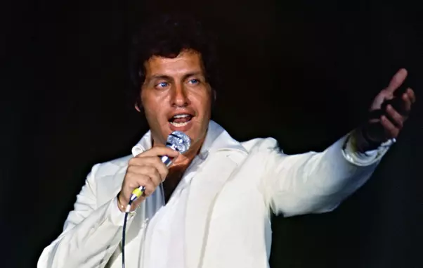 1422801-photo-prise-en-1979-a-l-hotel-cosmos-de-moscou-du-chanteur-franco-americain-joe-dassin