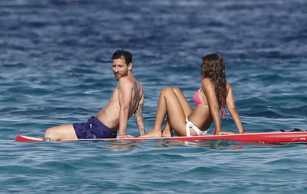 Lionel Messi and partner  Antonella Roccuzzo enjoy a day by the sea accompanied by their children.