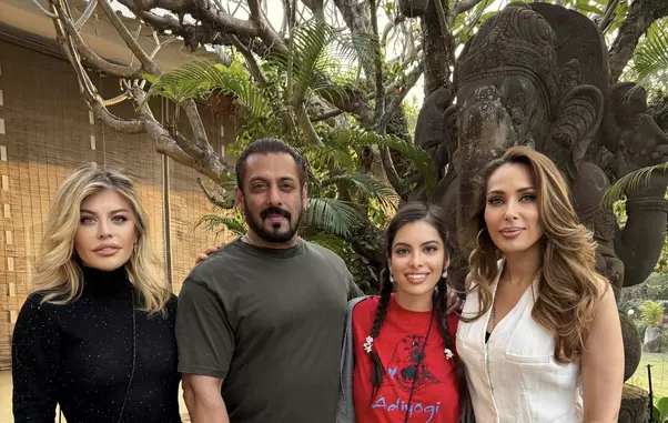 Loredana Groza alături de Salman Khan și Iulia Vântur în India3