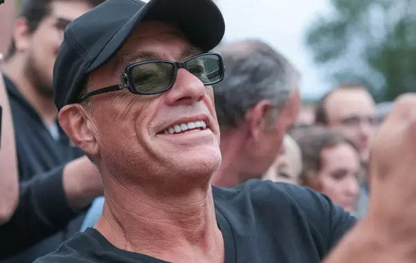 Exclusif – Jean-Claude Van Damme pose avec ses fans et fait des selfies lors de l’avant-première de son film „Lukas” à Lomme