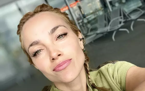 femeie-batuta-parc-5