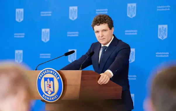 Fotografie cu Nicușor Dan, președintele României, la o conferință de presă.